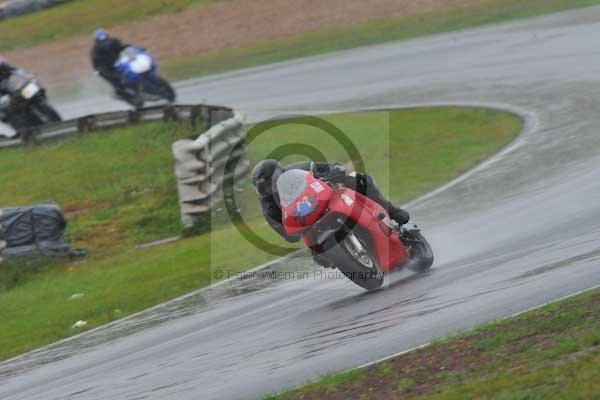 Mallory park Leicestershire;Mallory park photographs;Motorcycle action photographs;event digital images;eventdigitalimages;mallory park;no limits trackday;peter wileman photography;trackday;trackday digital images;trackday photos