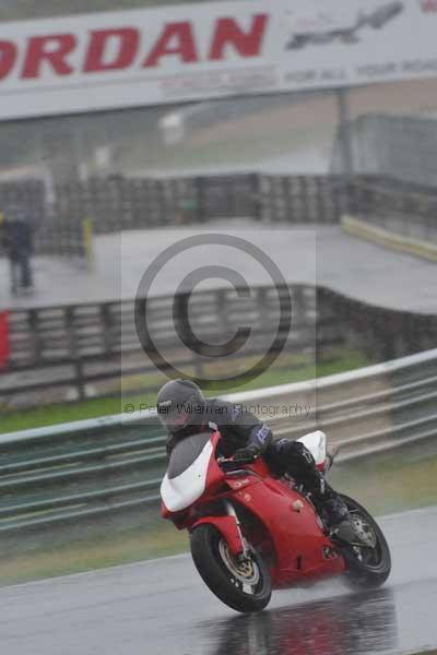 Mallory park Leicestershire;Mallory park photographs;Motorcycle action photographs;event digital images;eventdigitalimages;mallory park;no limits trackday;peter wileman photography;trackday;trackday digital images;trackday photos