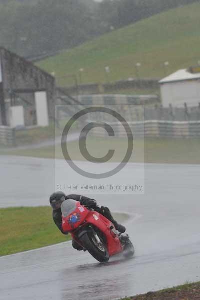 Mallory park Leicestershire;Mallory park photographs;Motorcycle action photographs;event digital images;eventdigitalimages;mallory park;no limits trackday;peter wileman photography;trackday;trackday digital images;trackday photos