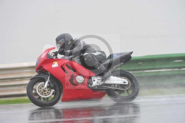 Mallory park Leicestershire;Mallory park photographs;Motorcycle action photographs;event digital images;eventdigitalimages;mallory park;no limits trackday;peter wileman photography;trackday;trackday digital images;trackday photos
