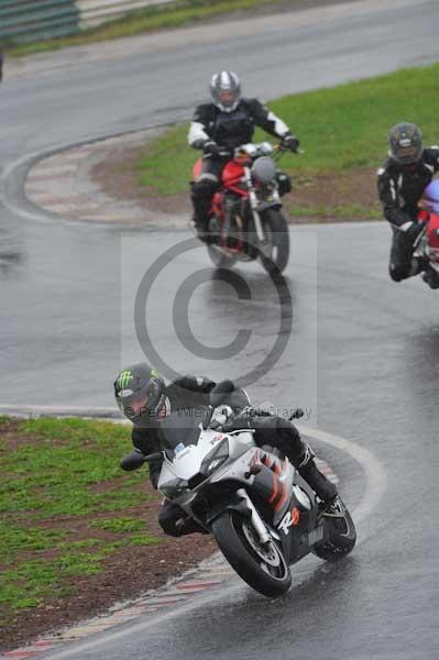 Mallory park Leicestershire;Mallory park photographs;Motorcycle action photographs;event digital images;eventdigitalimages;mallory park;no limits trackday;peter wileman photography;trackday;trackday digital images;trackday photos