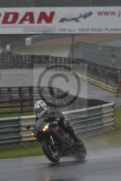 Mallory park Leicestershire;Mallory park photographs;Motorcycle action photographs;event digital images;eventdigitalimages;mallory park;no limits trackday;peter wileman photography;trackday;trackday digital images;trackday photos
