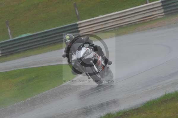 Mallory park Leicestershire;Mallory park photographs;Motorcycle action photographs;event digital images;eventdigitalimages;mallory park;no limits trackday;peter wileman photography;trackday;trackday digital images;trackday photos