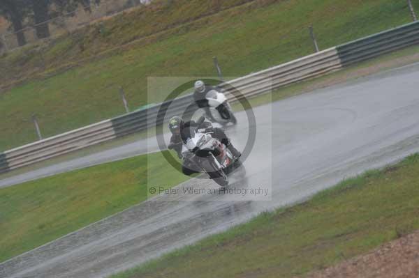 Mallory park Leicestershire;Mallory park photographs;Motorcycle action photographs;event digital images;eventdigitalimages;mallory park;no limits trackday;peter wileman photography;trackday;trackday digital images;trackday photos