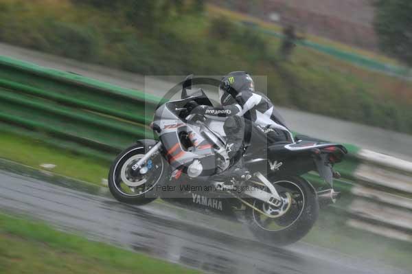 Mallory park Leicestershire;Mallory park photographs;Motorcycle action photographs;event digital images;eventdigitalimages;mallory park;no limits trackday;peter wileman photography;trackday;trackday digital images;trackday photos
