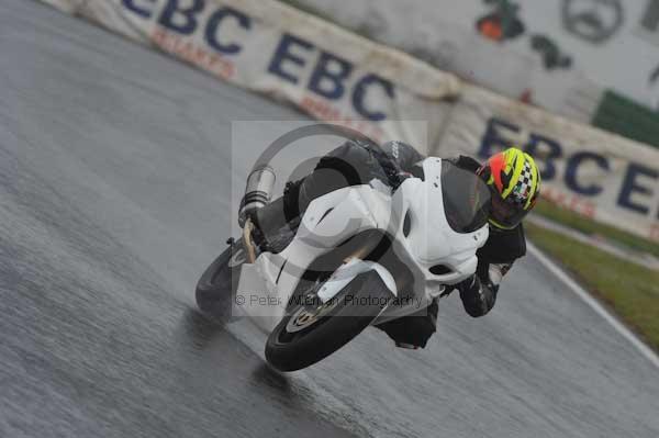 Mallory park Leicestershire;Mallory park photographs;Motorcycle action photographs;event digital images;eventdigitalimages;mallory park;no limits trackday;peter wileman photography;trackday;trackday digital images;trackday photos