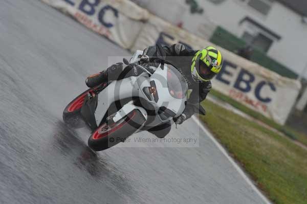 Mallory park Leicestershire;Mallory park photographs;Motorcycle action photographs;event digital images;eventdigitalimages;mallory park;no limits trackday;peter wileman photography;trackday;trackday digital images;trackday photos