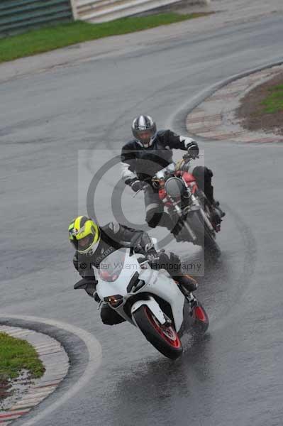 Mallory park Leicestershire;Mallory park photographs;Motorcycle action photographs;event digital images;eventdigitalimages;mallory park;no limits trackday;peter wileman photography;trackday;trackday digital images;trackday photos