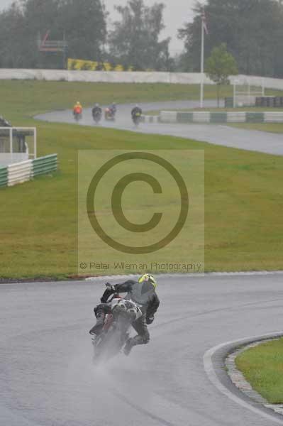 Mallory park Leicestershire;Mallory park photographs;Motorcycle action photographs;event digital images;eventdigitalimages;mallory park;no limits trackday;peter wileman photography;trackday;trackday digital images;trackday photos