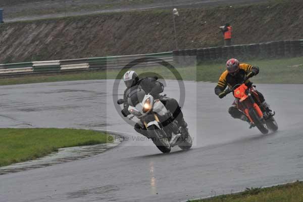 Mallory park Leicestershire;Mallory park photographs;Motorcycle action photographs;event digital images;eventdigitalimages;mallory park;no limits trackday;peter wileman photography;trackday;trackday digital images;trackday photos