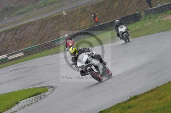 Mallory park Leicestershire;Mallory park photographs;Motorcycle action photographs;event digital images;eventdigitalimages;mallory park;no limits trackday;peter wileman photography;trackday;trackday digital images;trackday photos