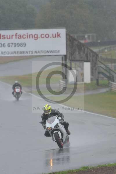 Mallory park Leicestershire;Mallory park photographs;Motorcycle action photographs;event digital images;eventdigitalimages;mallory park;no limits trackday;peter wileman photography;trackday;trackday digital images;trackday photos