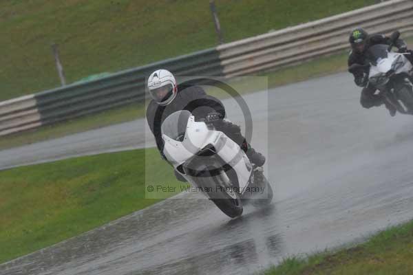 Mallory park Leicestershire;Mallory park photographs;Motorcycle action photographs;event digital images;eventdigitalimages;mallory park;no limits trackday;peter wileman photography;trackday;trackday digital images;trackday photos