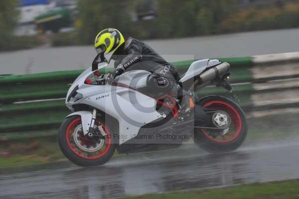 Mallory park Leicestershire;Mallory park photographs;Motorcycle action photographs;event digital images;eventdigitalimages;mallory park;no limits trackday;peter wileman photography;trackday;trackday digital images;trackday photos