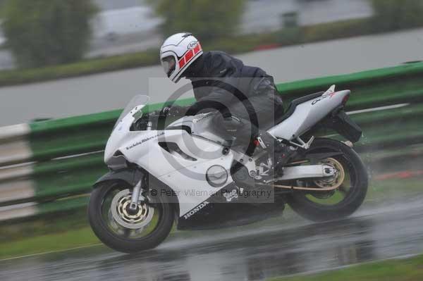 Mallory park Leicestershire;Mallory park photographs;Motorcycle action photographs;event digital images;eventdigitalimages;mallory park;no limits trackday;peter wileman photography;trackday;trackday digital images;trackday photos