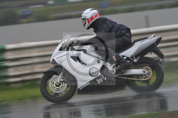 Mallory park Leicestershire;Mallory park photographs;Motorcycle action photographs;event digital images;eventdigitalimages;mallory park;no limits trackday;peter wileman photography;trackday;trackday digital images;trackday photos