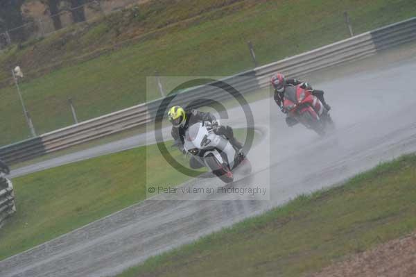 Mallory park Leicestershire;Mallory park photographs;Motorcycle action photographs;event digital images;eventdigitalimages;mallory park;no limits trackday;peter wileman photography;trackday;trackday digital images;trackday photos