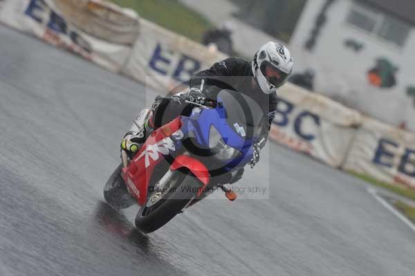 Mallory park Leicestershire;Mallory park photographs;Motorcycle action photographs;event digital images;eventdigitalimages;mallory park;no limits trackday;peter wileman photography;trackday;trackday digital images;trackday photos