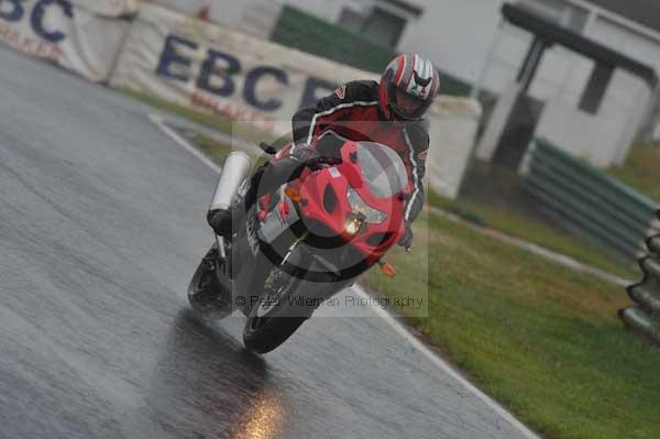 Mallory park Leicestershire;Mallory park photographs;Motorcycle action photographs;event digital images;eventdigitalimages;mallory park;no limits trackday;peter wileman photography;trackday;trackday digital images;trackday photos