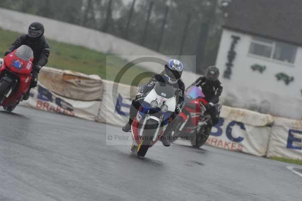 Mallory park Leicestershire;Mallory park photographs;Motorcycle action photographs;event digital images;eventdigitalimages;mallory park;no limits trackday;peter wileman photography;trackday;trackday digital images;trackday photos