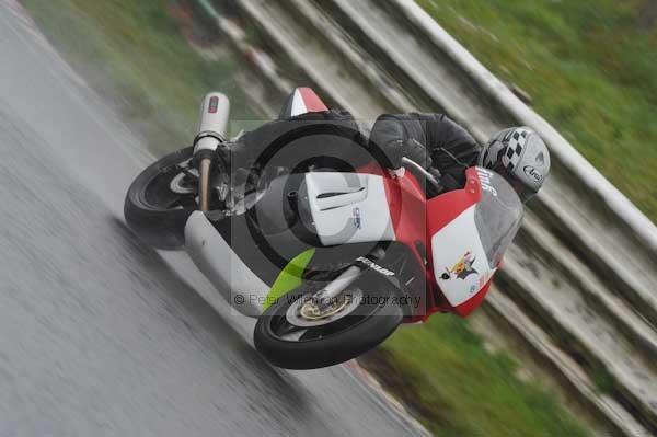 Mallory park Leicestershire;Mallory park photographs;Motorcycle action photographs;event digital images;eventdigitalimages;mallory park;no limits trackday;peter wileman photography;trackday;trackday digital images;trackday photos