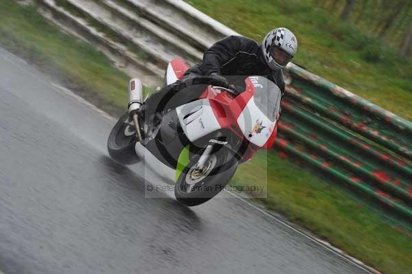 Mallory park Leicestershire;Mallory park photographs;Motorcycle action photographs;event digital images;eventdigitalimages;mallory park;no limits trackday;peter wileman photography;trackday;trackday digital images;trackday photos