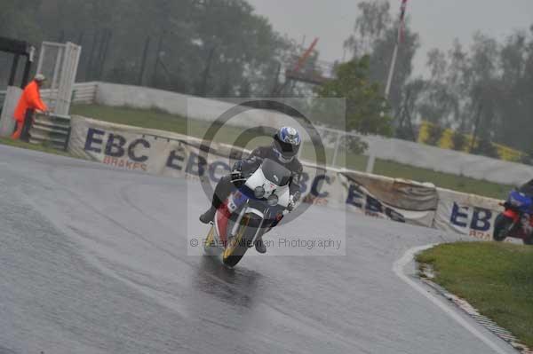 Mallory park Leicestershire;Mallory park photographs;Motorcycle action photographs;event digital images;eventdigitalimages;mallory park;no limits trackday;peter wileman photography;trackday;trackday digital images;trackday photos