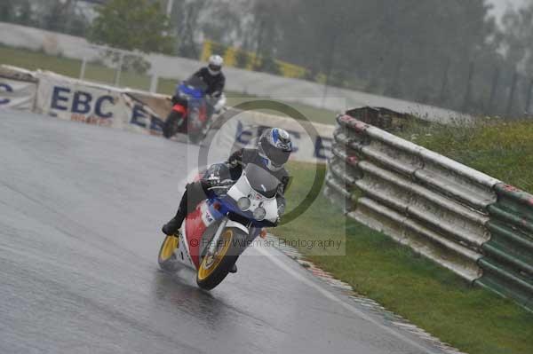 Mallory park Leicestershire;Mallory park photographs;Motorcycle action photographs;event digital images;eventdigitalimages;mallory park;no limits trackday;peter wileman photography;trackday;trackday digital images;trackday photos