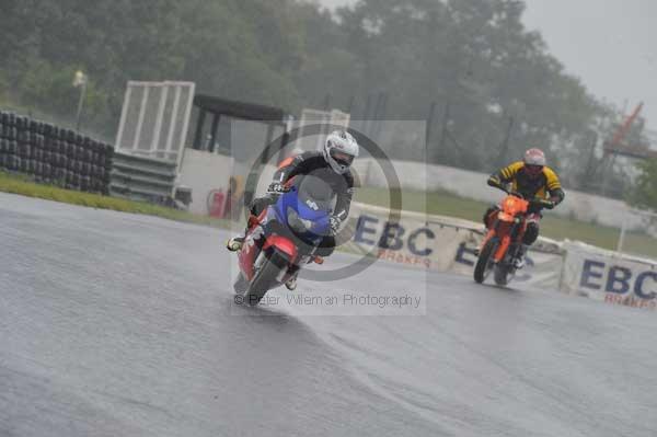 Mallory park Leicestershire;Mallory park photographs;Motorcycle action photographs;event digital images;eventdigitalimages;mallory park;no limits trackday;peter wileman photography;trackday;trackday digital images;trackday photos