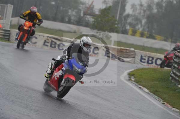 Mallory park Leicestershire;Mallory park photographs;Motorcycle action photographs;event digital images;eventdigitalimages;mallory park;no limits trackday;peter wileman photography;trackday;trackday digital images;trackday photos