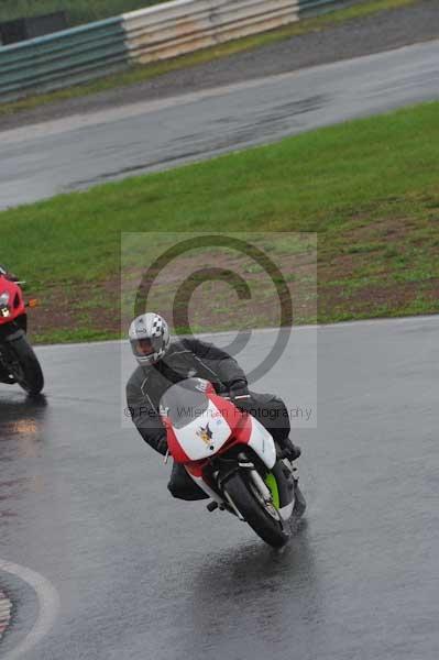 Mallory park Leicestershire;Mallory park photographs;Motorcycle action photographs;event digital images;eventdigitalimages;mallory park;no limits trackday;peter wileman photography;trackday;trackday digital images;trackday photos