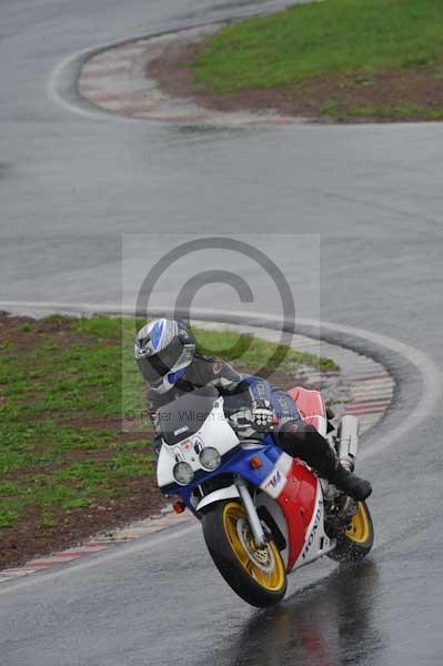 Mallory park Leicestershire;Mallory park photographs;Motorcycle action photographs;event digital images;eventdigitalimages;mallory park;no limits trackday;peter wileman photography;trackday;trackday digital images;trackday photos