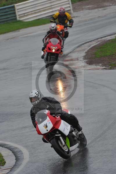 Mallory park Leicestershire;Mallory park photographs;Motorcycle action photographs;event digital images;eventdigitalimages;mallory park;no limits trackday;peter wileman photography;trackday;trackday digital images;trackday photos