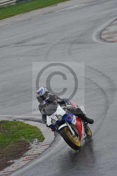 Mallory park Leicestershire;Mallory park photographs;Motorcycle action photographs;event digital images;eventdigitalimages;mallory park;no limits trackday;peter wileman photography;trackday;trackday digital images;trackday photos