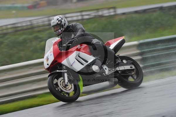 Mallory park Leicestershire;Mallory park photographs;Motorcycle action photographs;event digital images;eventdigitalimages;mallory park;no limits trackday;peter wileman photography;trackday;trackday digital images;trackday photos