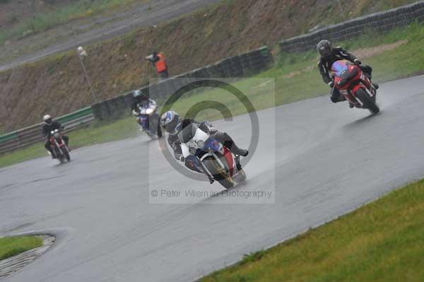 Mallory park Leicestershire;Mallory park photographs;Motorcycle action photographs;event digital images;eventdigitalimages;mallory park;no limits trackday;peter wileman photography;trackday;trackday digital images;trackday photos