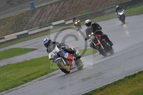 Mallory park Leicestershire;Mallory park photographs;Motorcycle action photographs;event digital images;eventdigitalimages;mallory park;no limits trackday;peter wileman photography;trackday;trackday digital images;trackday photos