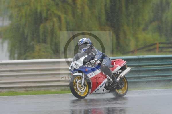 Mallory park Leicestershire;Mallory park photographs;Motorcycle action photographs;event digital images;eventdigitalimages;mallory park;no limits trackday;peter wileman photography;trackday;trackday digital images;trackday photos