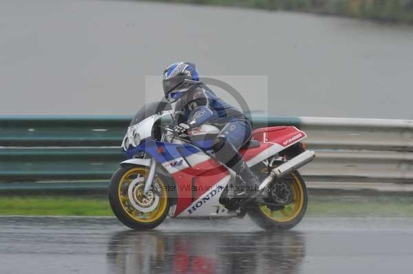 Mallory park Leicestershire;Mallory park photographs;Motorcycle action photographs;event digital images;eventdigitalimages;mallory park;no limits trackday;peter wileman photography;trackday;trackday digital images;trackday photos