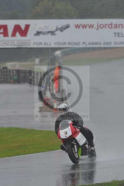 Mallory park Leicestershire;Mallory park photographs;Motorcycle action photographs;event digital images;eventdigitalimages;mallory park;no limits trackday;peter wileman photography;trackday;trackday digital images;trackday photos