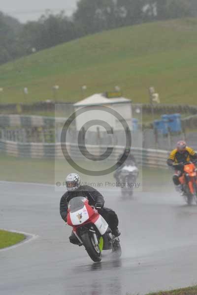 Mallory park Leicestershire;Mallory park photographs;Motorcycle action photographs;event digital images;eventdigitalimages;mallory park;no limits trackday;peter wileman photography;trackday;trackday digital images;trackday photos