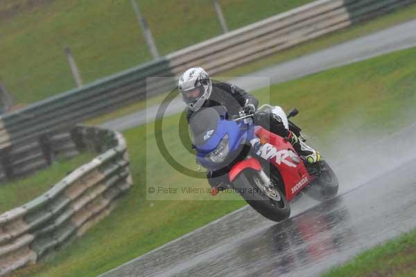 Mallory park Leicestershire;Mallory park photographs;Motorcycle action photographs;event digital images;eventdigitalimages;mallory park;no limits trackday;peter wileman photography;trackday;trackday digital images;trackday photos