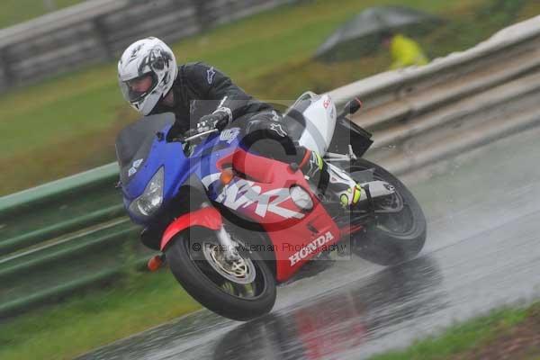 Mallory park Leicestershire;Mallory park photographs;Motorcycle action photographs;event digital images;eventdigitalimages;mallory park;no limits trackday;peter wileman photography;trackday;trackday digital images;trackday photos