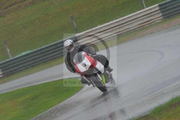 Mallory park Leicestershire;Mallory park photographs;Motorcycle action photographs;event digital images;eventdigitalimages;mallory park;no limits trackday;peter wileman photography;trackday;trackday digital images;trackday photos