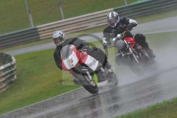 Mallory park Leicestershire;Mallory park photographs;Motorcycle action photographs;event digital images;eventdigitalimages;mallory park;no limits trackday;peter wileman photography;trackday;trackday digital images;trackday photos