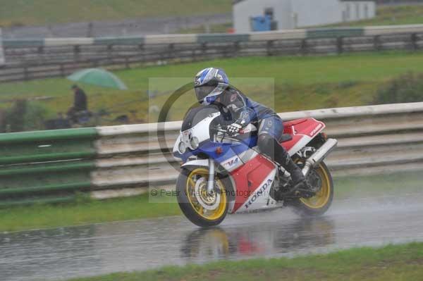 Mallory park Leicestershire;Mallory park photographs;Motorcycle action photographs;event digital images;eventdigitalimages;mallory park;no limits trackday;peter wileman photography;trackday;trackday digital images;trackday photos