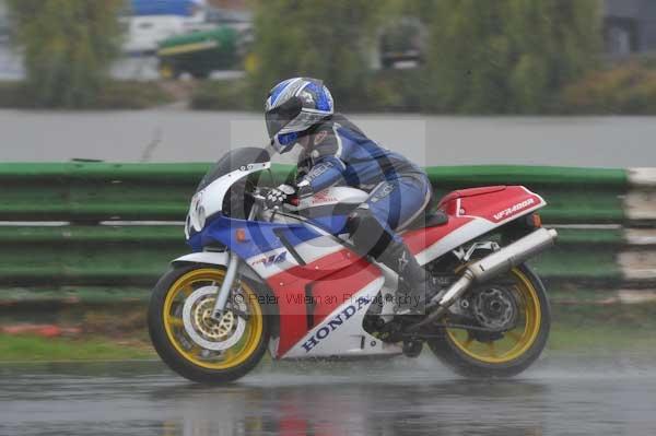 Mallory park Leicestershire;Mallory park photographs;Motorcycle action photographs;event digital images;eventdigitalimages;mallory park;no limits trackday;peter wileman photography;trackday;trackday digital images;trackday photos