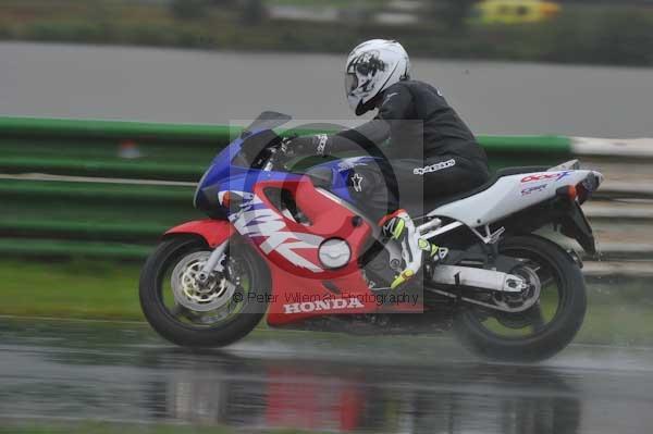 Mallory park Leicestershire;Mallory park photographs;Motorcycle action photographs;event digital images;eventdigitalimages;mallory park;no limits trackday;peter wileman photography;trackday;trackday digital images;trackday photos