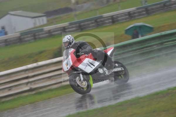 Mallory park Leicestershire;Mallory park photographs;Motorcycle action photographs;event digital images;eventdigitalimages;mallory park;no limits trackday;peter wileman photography;trackday;trackday digital images;trackday photos