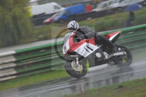 Mallory park Leicestershire;Mallory park photographs;Motorcycle action photographs;event digital images;eventdigitalimages;mallory park;no limits trackday;peter wileman photography;trackday;trackday digital images;trackday photos